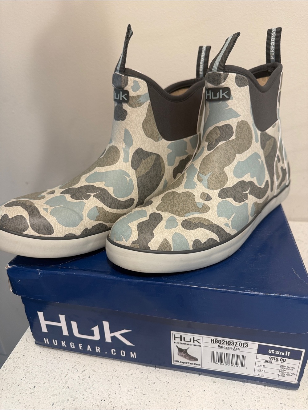 Huk Men’s Volvanic Ash fishing shoe/boot Size 11 ✨Only worn once.